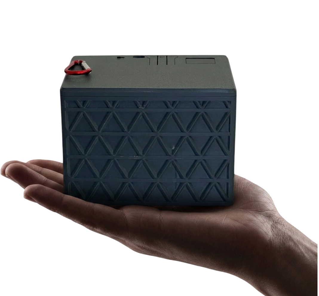 Una mano sosteniendo el encoder lineal de Inertia, impreso en 3D
